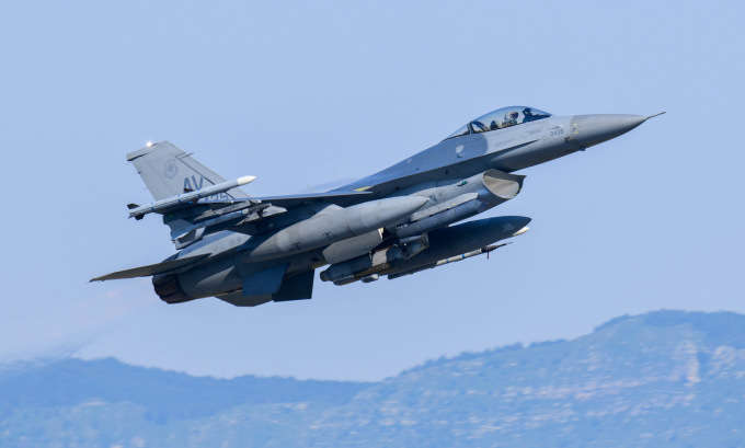 Tiết lộ nguy&ecirc;n nh&acirc;n phi c&ocirc;ng Ukraine chưa thể l&aacute;i được F-16 - Ảnh 1.