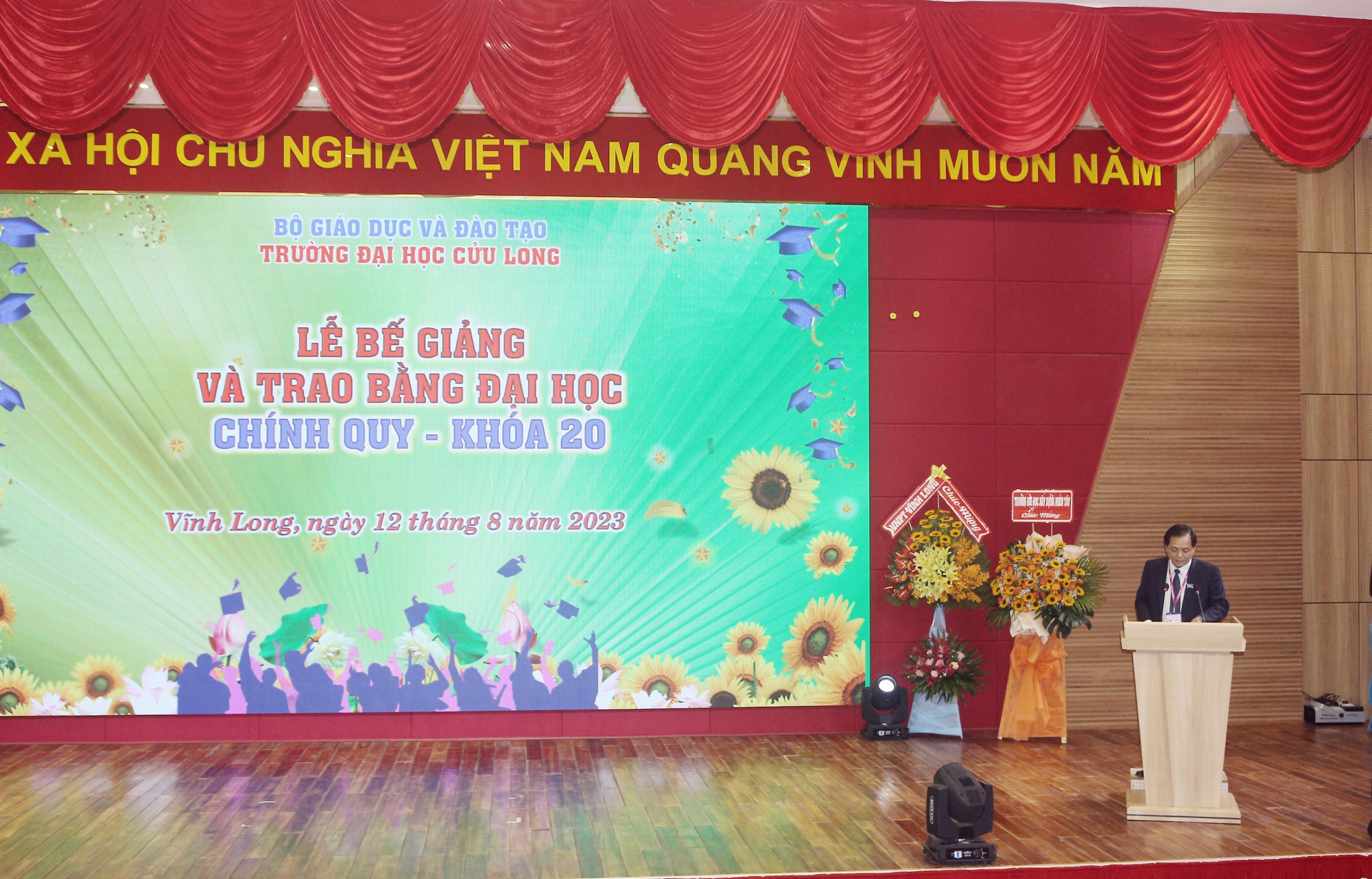 Trường ĐH Cửu Long trao bằng tốt nghiệp cho 125 t&acirc;n kỹ sư đại học ch&iacute;nh quy - Ảnh 3.