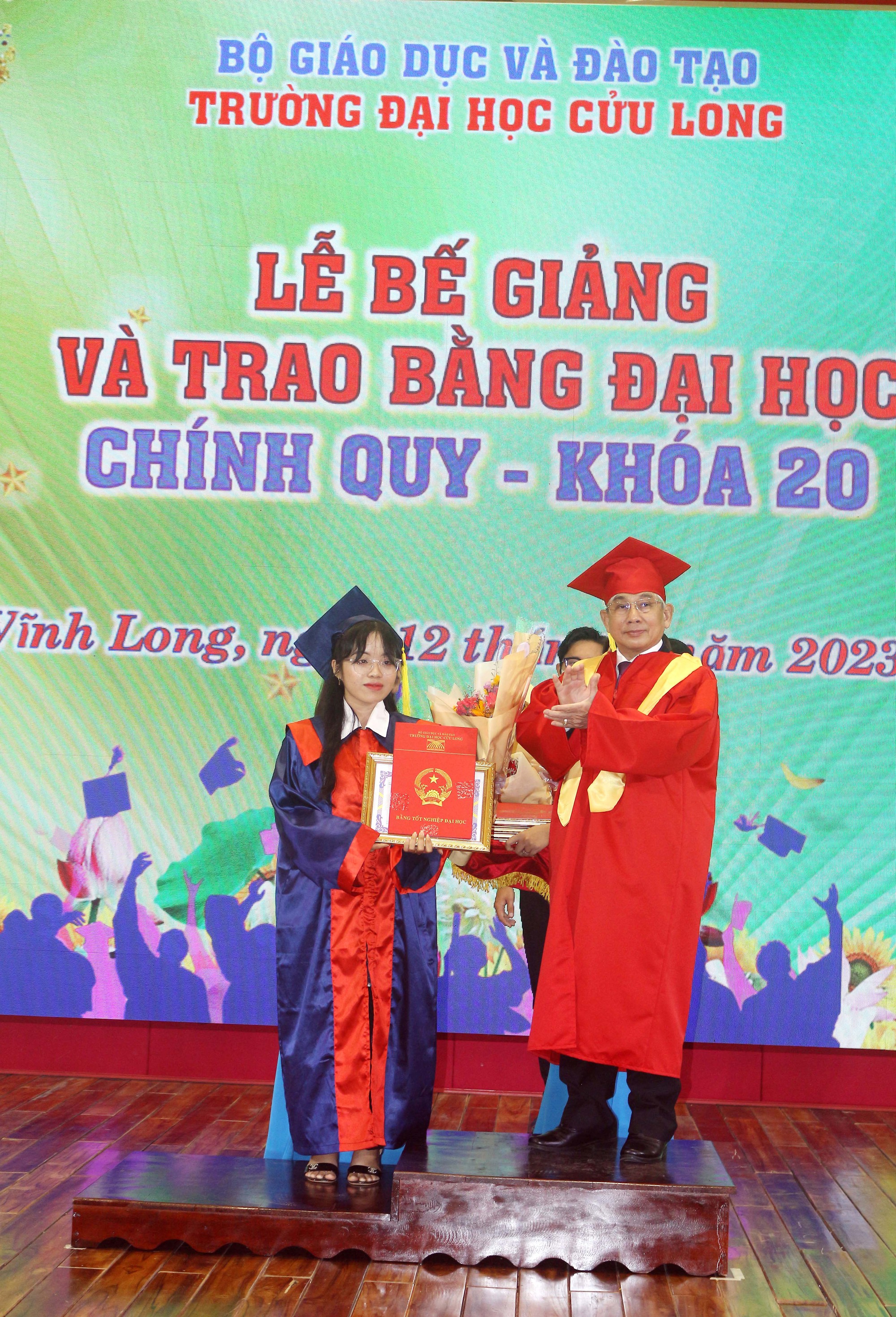Trường ĐH Cửu Long trao bằng tốt nghiệp cho 125 t&acirc;n kỹ sư đại học ch&iacute;nh quy - Ảnh 4.