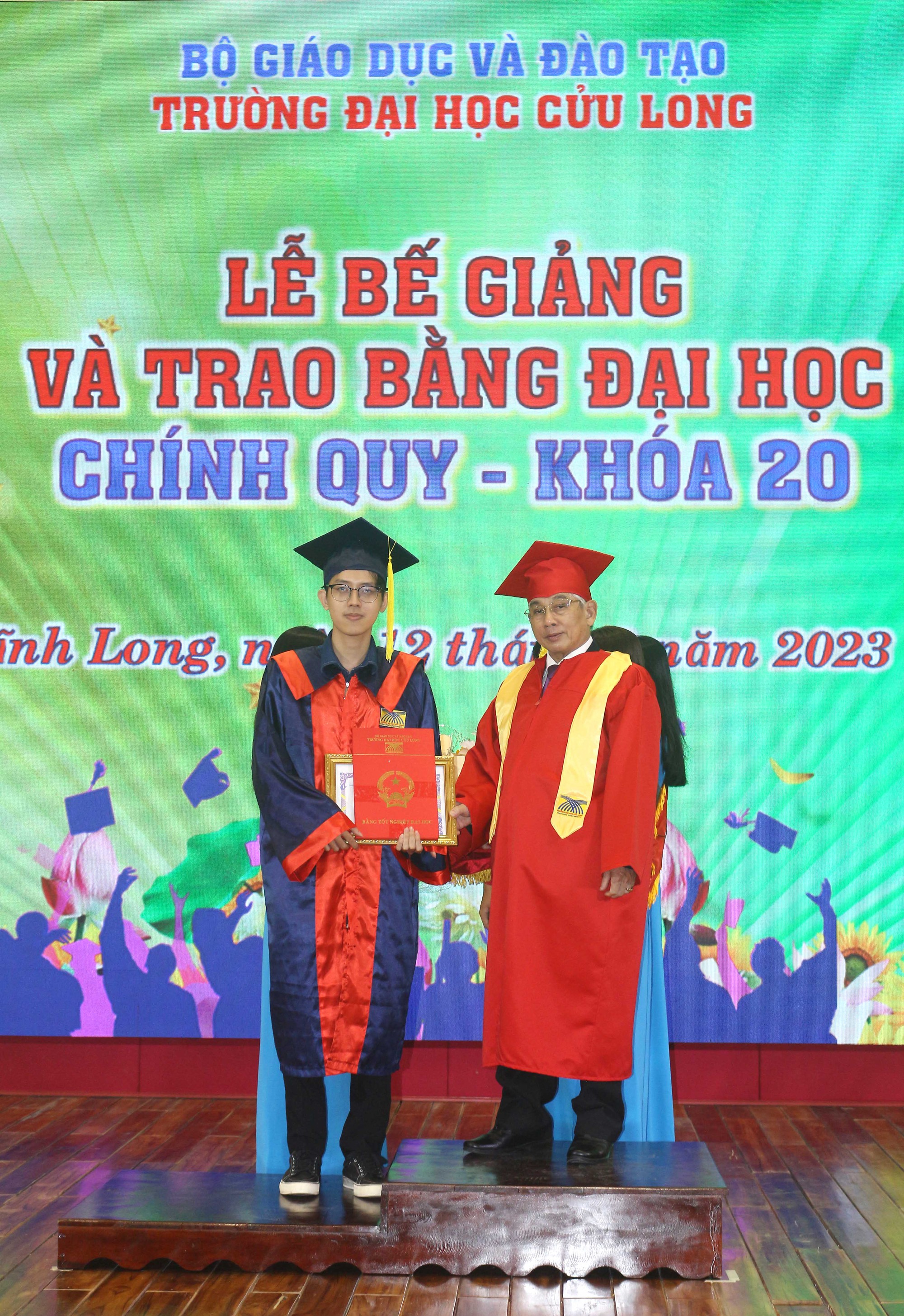 Trường ĐH Cửu Long trao bằng tốt nghiệp cho 125 t&acirc;n kỹ sư đại học ch&iacute;nh quy - Ảnh 5.