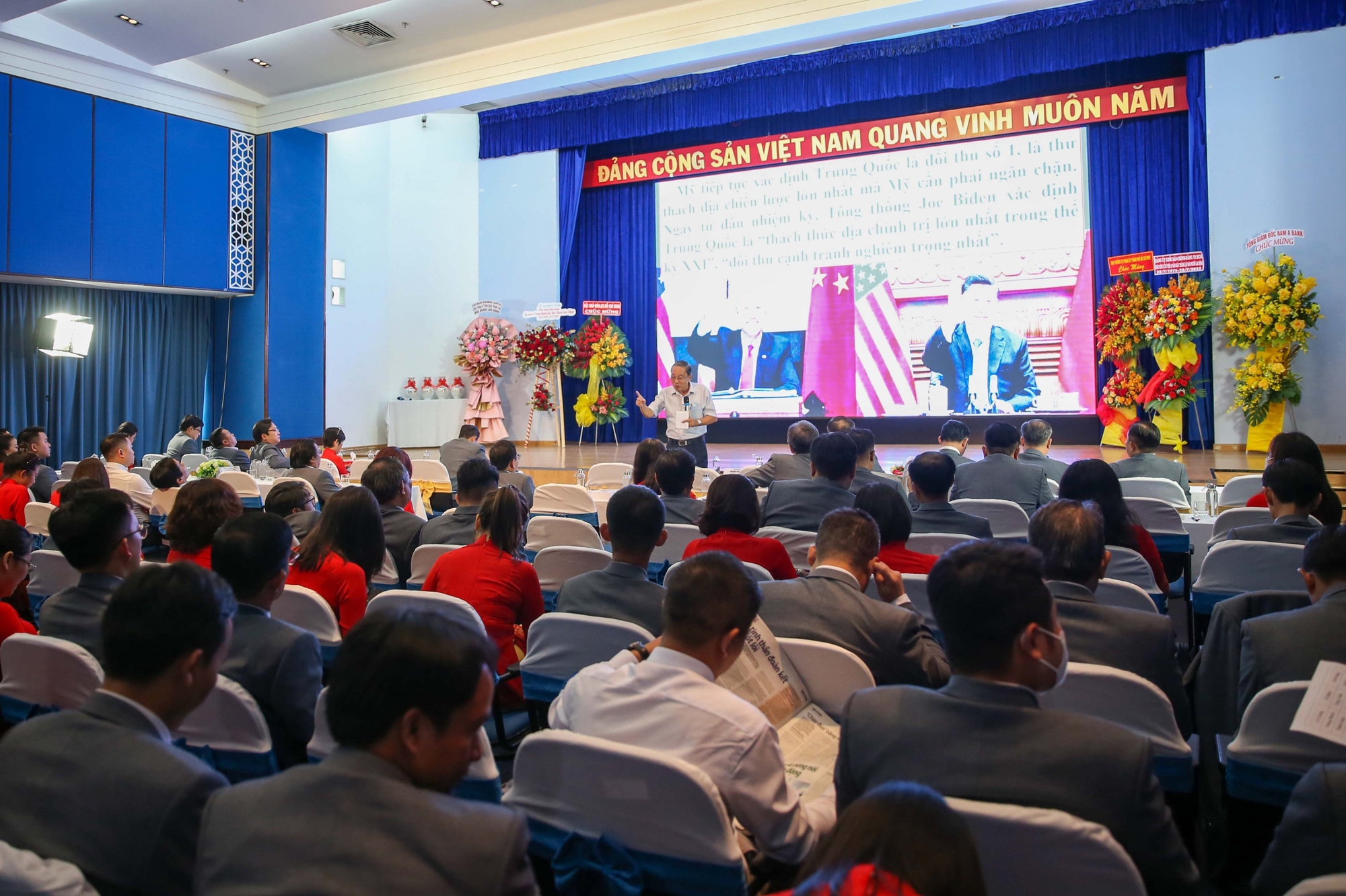 Đấu tranh trên mặt trận tư tưởng
