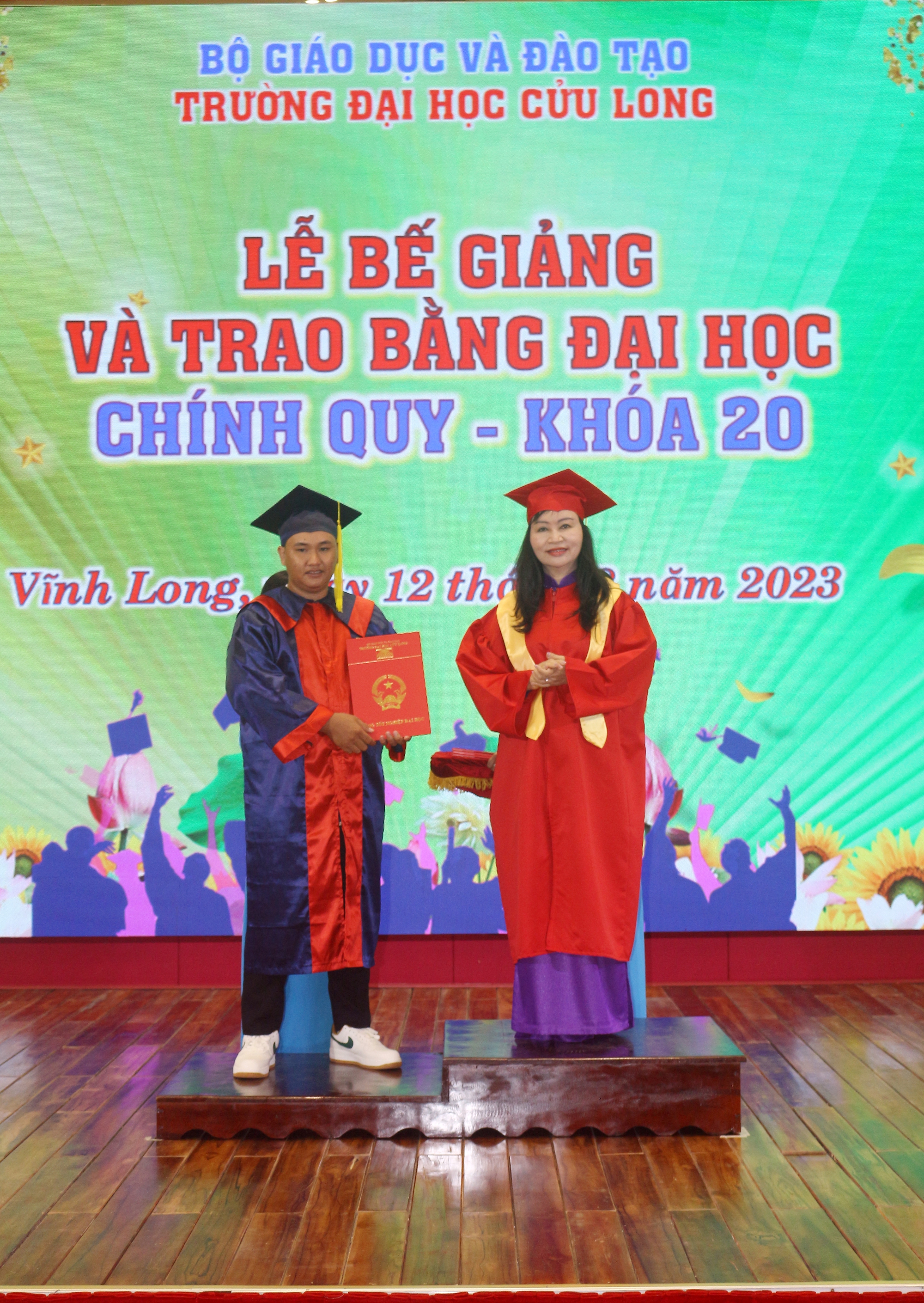Trường ĐH Cửu Long trao bằng tốt nghiệp cho 125 t&acirc;n kỹ sư đại học ch&iacute;nh quy - Ảnh 6.