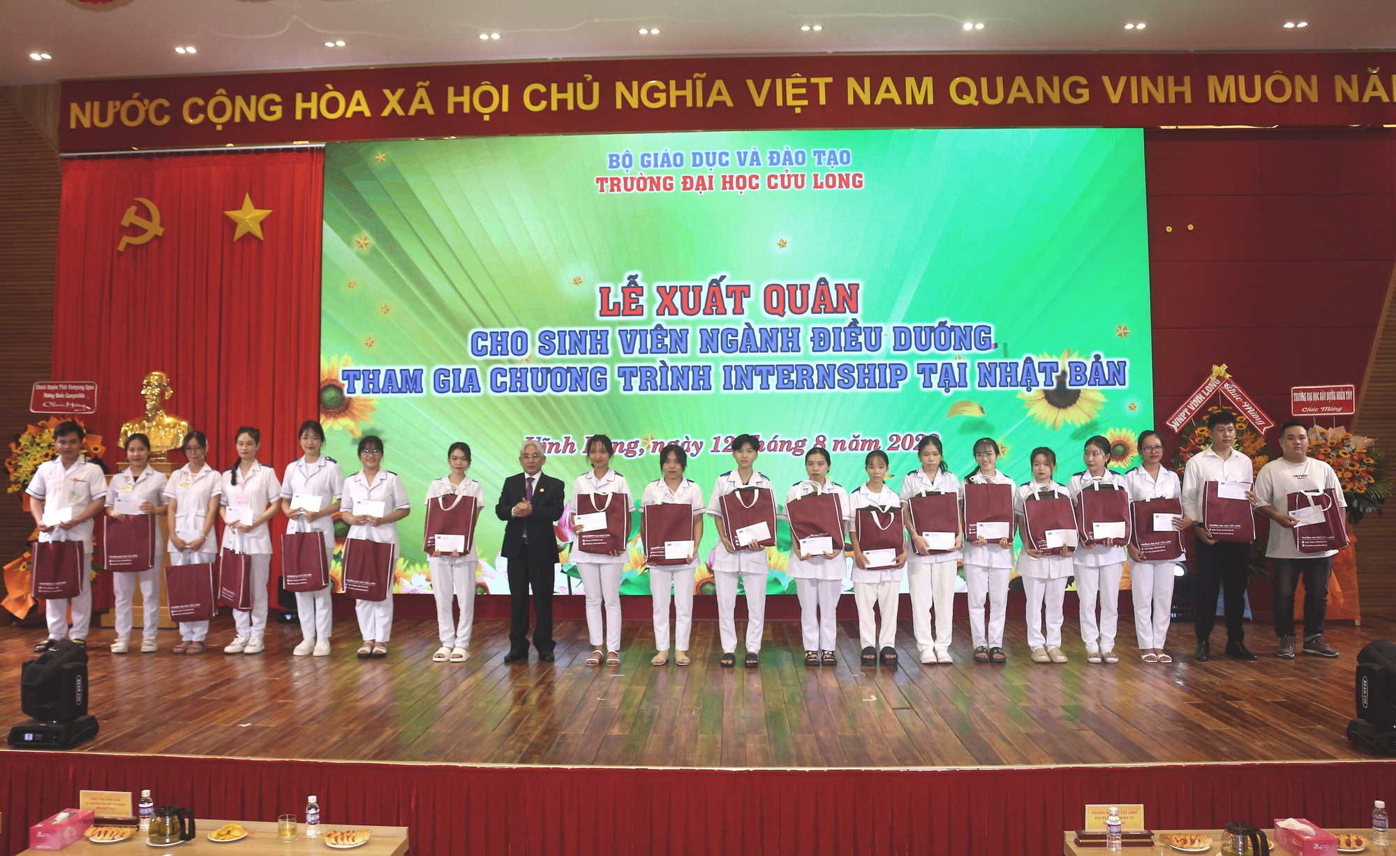 Trường ĐH Cửu Long trao bằng tốt nghiệp cho 125 t&acirc;n kỹ sư đại học ch&iacute;nh quy - Ảnh 8.