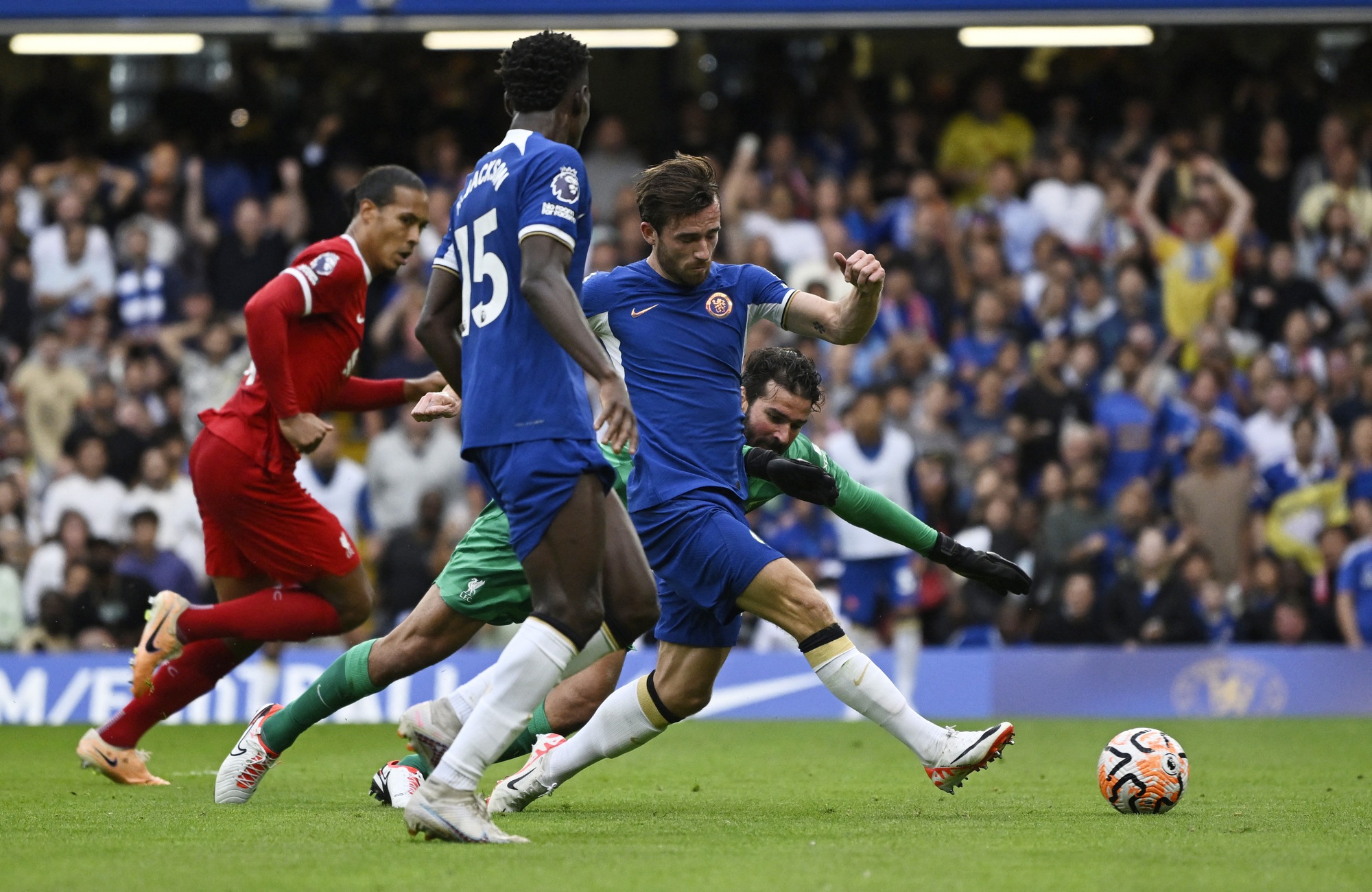 Chia điểm đại chiến, Chelsea v&agrave; Liverpool phiền muộn v&igrave; ... VAR - Ảnh 6.