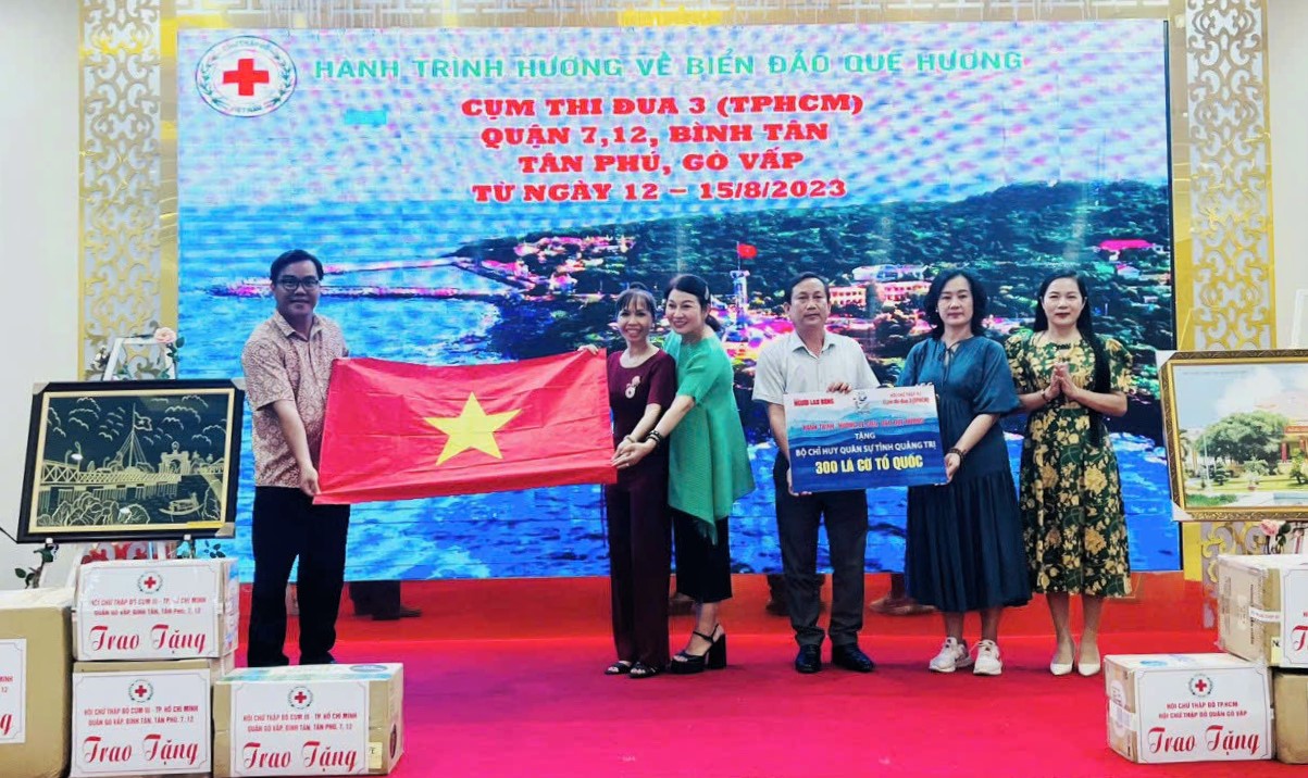 Trao cờ Tổ quốc, tặng nhiều suất quà tại huyện đảo Cồn Cỏ