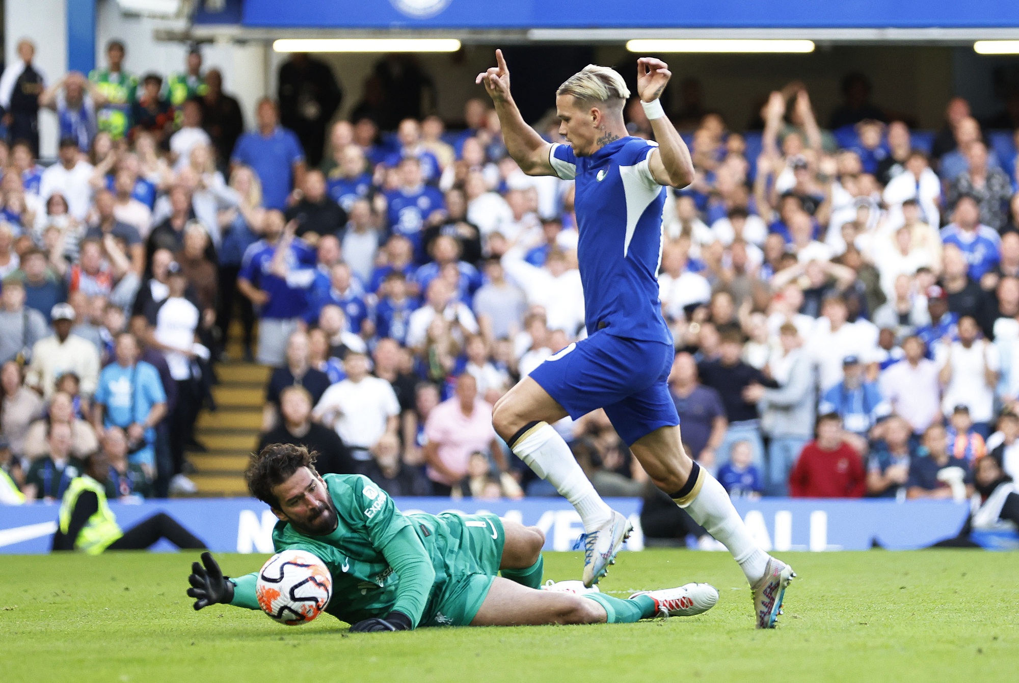 Chia điểm đại chiến, Chelsea v&agrave; Liverpool phiền muộn v&igrave; ... VAR - Ảnh 1.