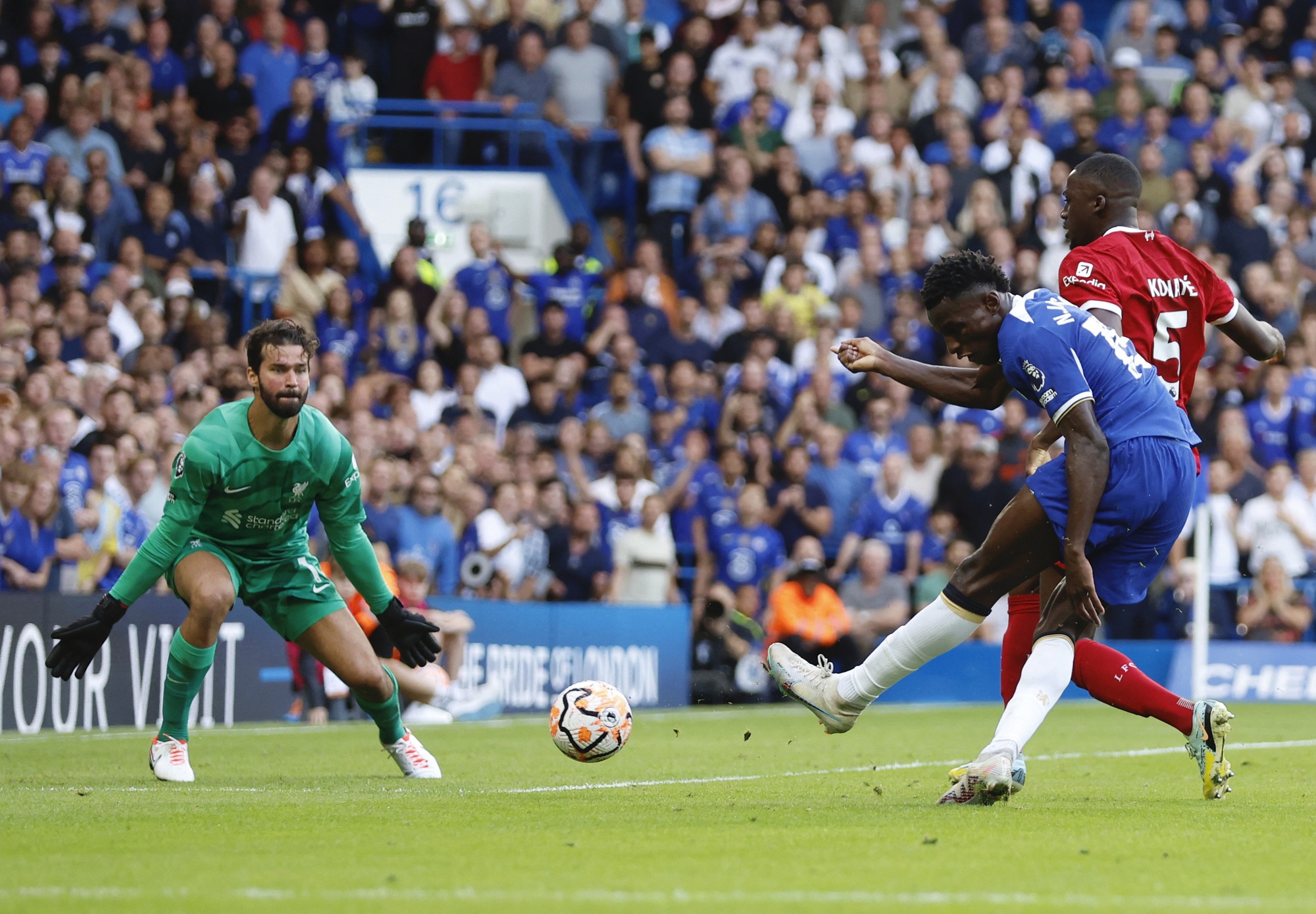 Chia điểm đại chiến, Chelsea v&agrave; Liverpool phiền muộn v&igrave; ... VAR - Ảnh 9.