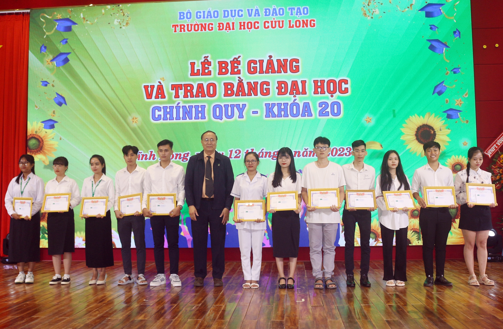 Trường ĐH Cửu Long trao bằng tốt nghiệp cho 125 t&acirc;n kỹ sư đại học ch&iacute;nh quy - Ảnh 7.