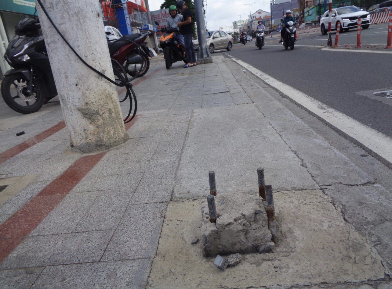 Chông trên vỉa hè