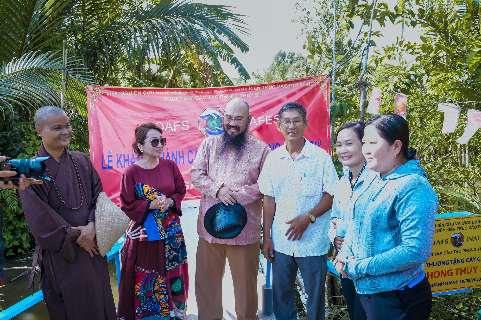 Trao tặng cầu d&acirc;n sinh v&agrave; 100 phần qu&agrave; cho b&agrave; con ngh&egrave;o tại Hậu Giang - Ảnh 2.