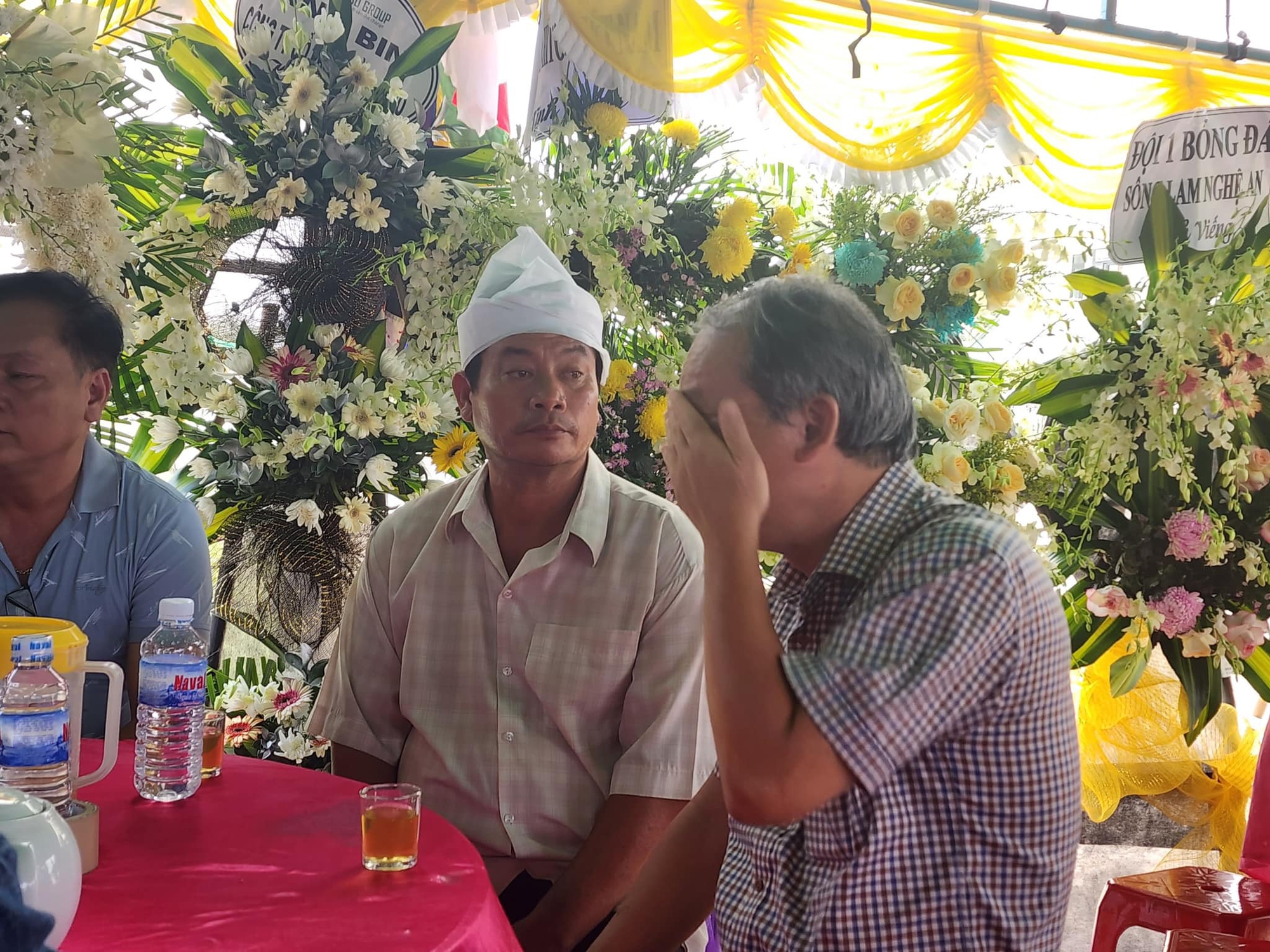 Bầu Đức khóc tiễn đưa bác sĩ CLB Hoàng Anh Gia Lai