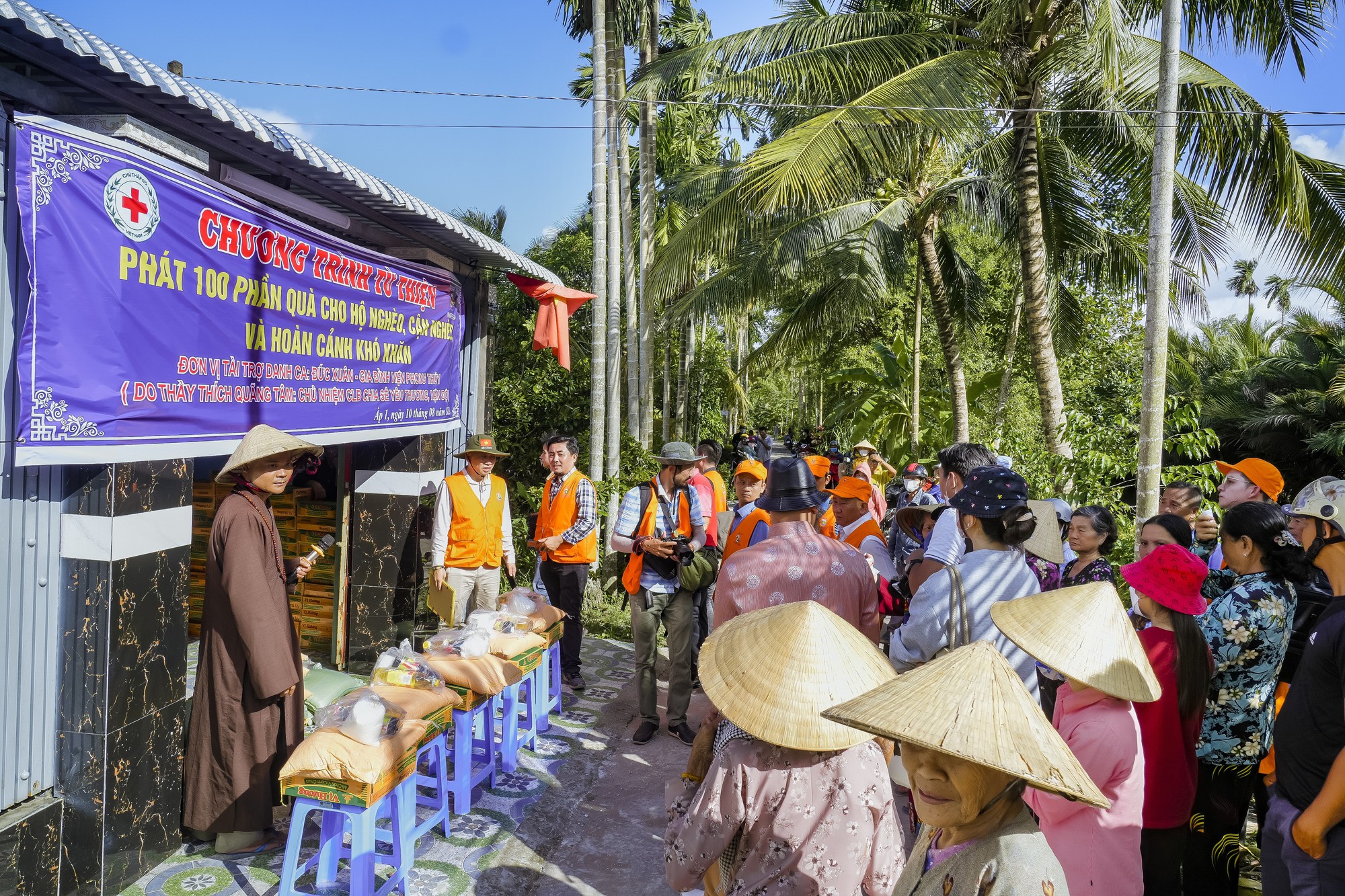 Trao tặng cầu d&acirc;n sinh v&agrave; 100 phần qu&agrave; cho b&agrave; con ngh&egrave;o tại Hậu Giang - Ảnh 4.