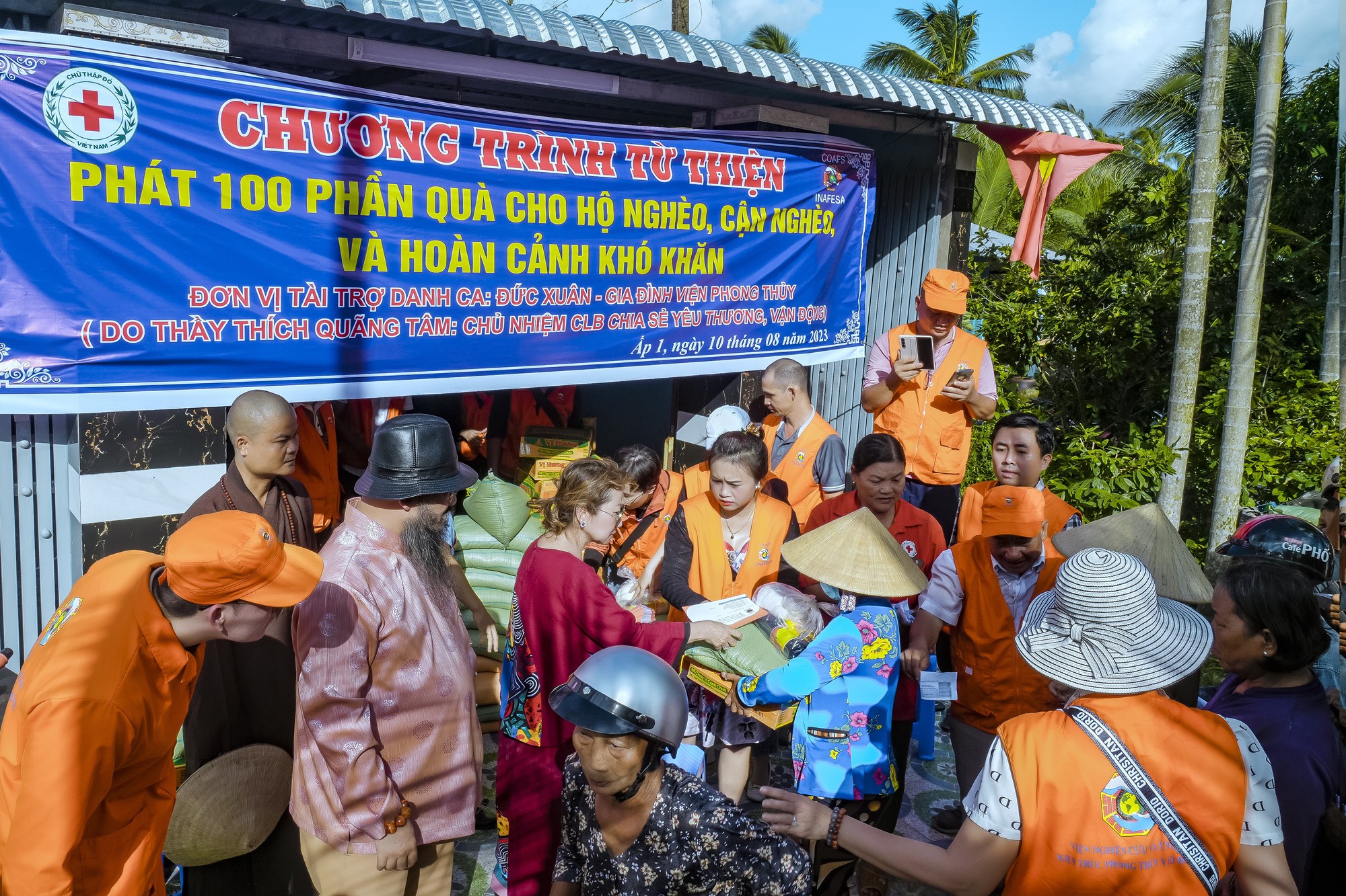 Trao tặng cầu d&acirc;n sinh v&agrave; 100 phần qu&agrave; cho b&agrave; con ngh&egrave;o tại Hậu Giang - Ảnh 5.
