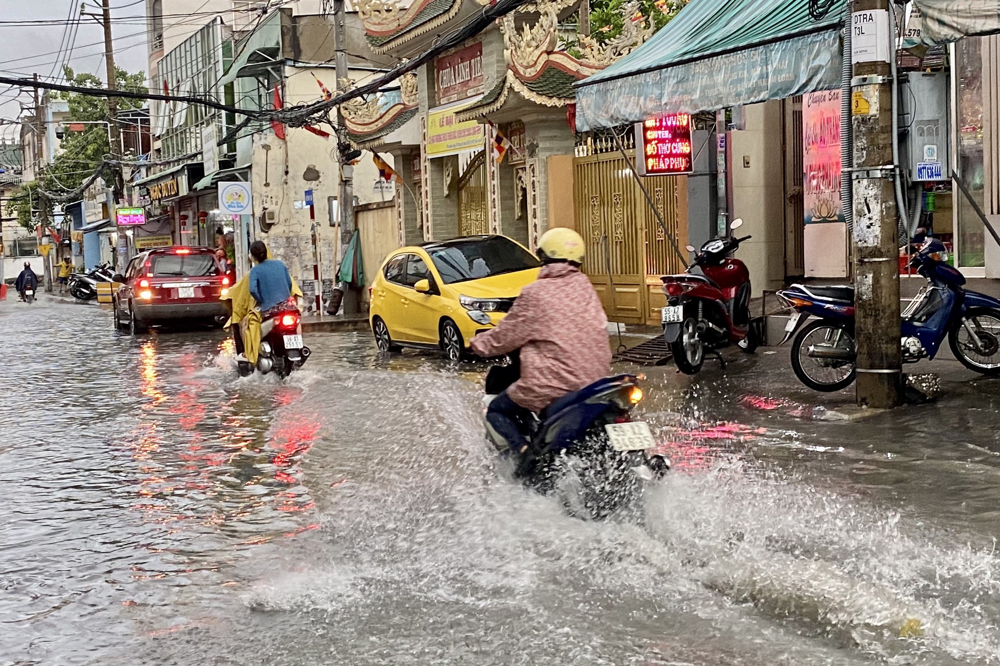 Mưa ngập nhiều tuyến đường ở Thủ Đức, một số nơi xuất hiện hố sâu, sụt lún - Ảnh 1.