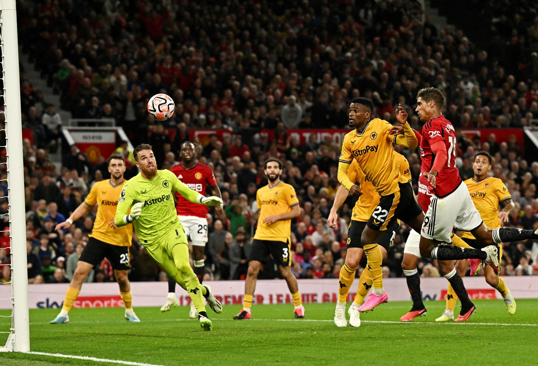 Hậu vệ lập công, Man United thắng nhọc nhằn trên sân nhà - Ảnh 4.