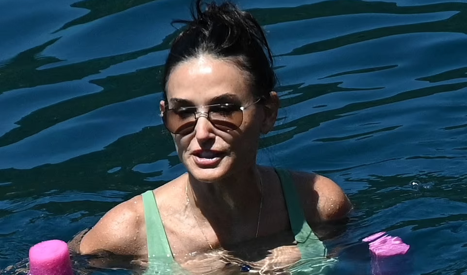 Minh tinh Demi Moore “nhí nhảnh” với bikini ở tuổi 60