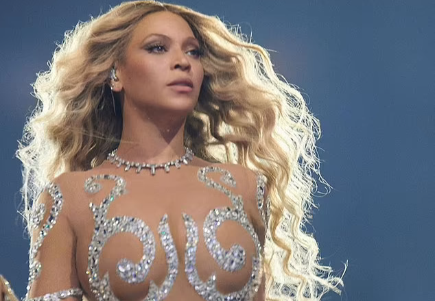 “Ong chúa” Beyoncé mặc như không trên sân khấu