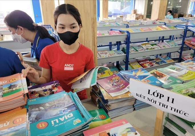 Giá sách giáo khoa tăng gấp 2-4 lần, chiết khấu lên đến gần 30%