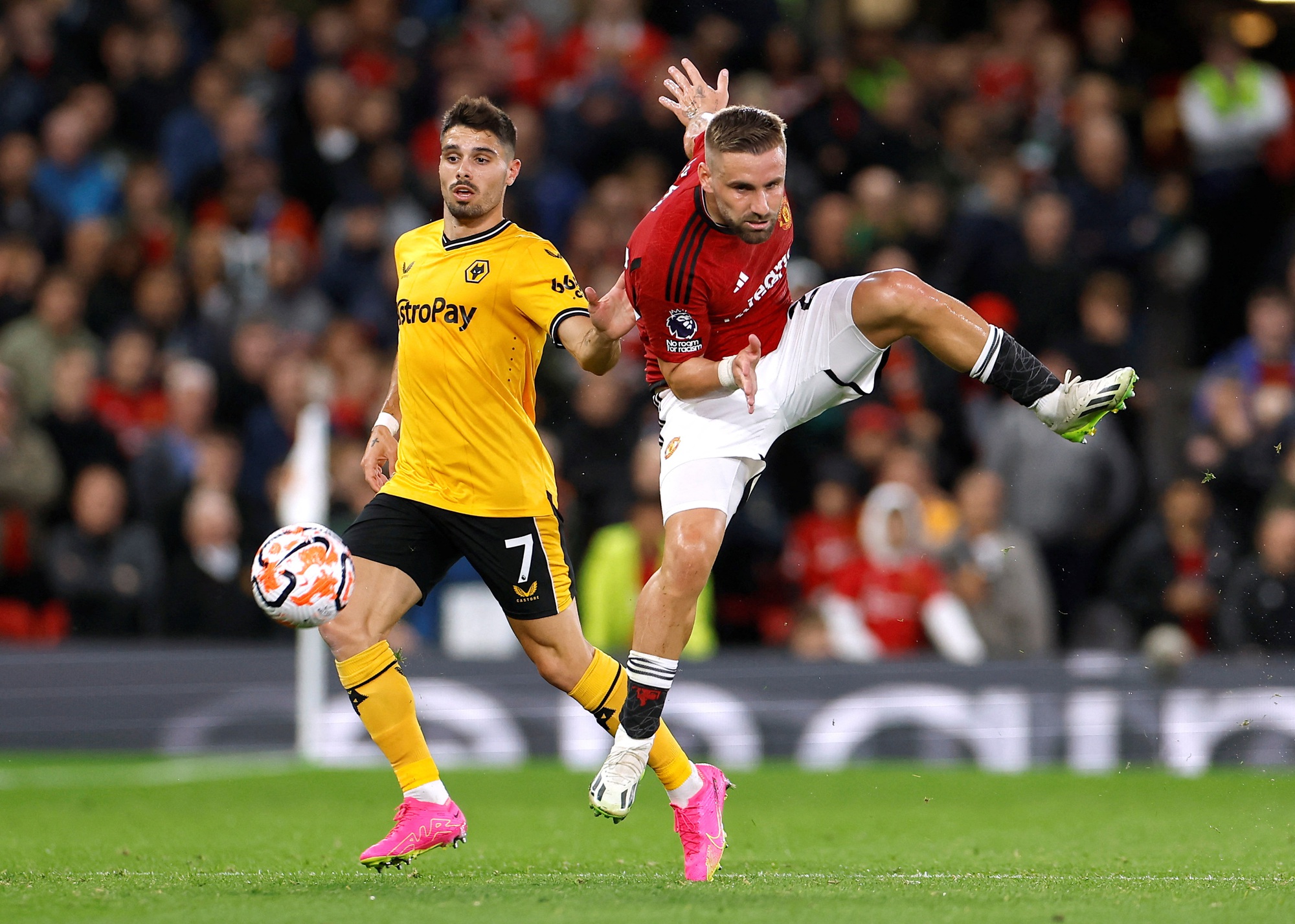 Hậu vệ lập công, Man United thắng nhọc nhằn trên sân nhà - Ảnh 1.