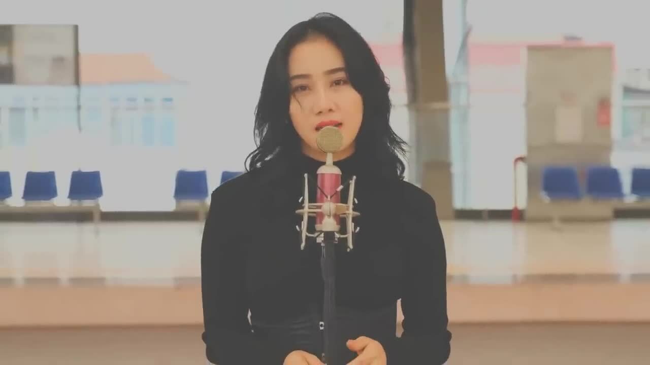 Nữ ca sĩ phát hiện camera giấu kín trong phòng tắm tại khách sạn
