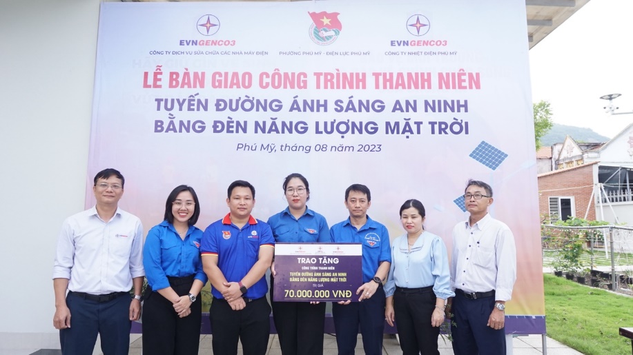 EPS: B&agrave;n giao c&ocirc;ng tr&igrave;nh thanh ni&ecirc;n &ldquo;Tuyến đường &aacute;nh s&aacute;ng an ninh bằng đ&egrave;n năng lượng mặt trời&rdquo; - Ảnh 1.
