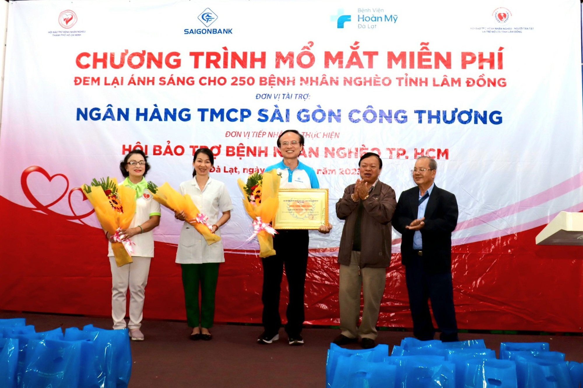 SAIGONBANK t&agrave;i trợ mổ mắt miễn ph&iacute; cho bệnh nh&acirc;n ngh&egrave;o tại Tỉnh L&acirc;m Đồng - Ảnh 3.
