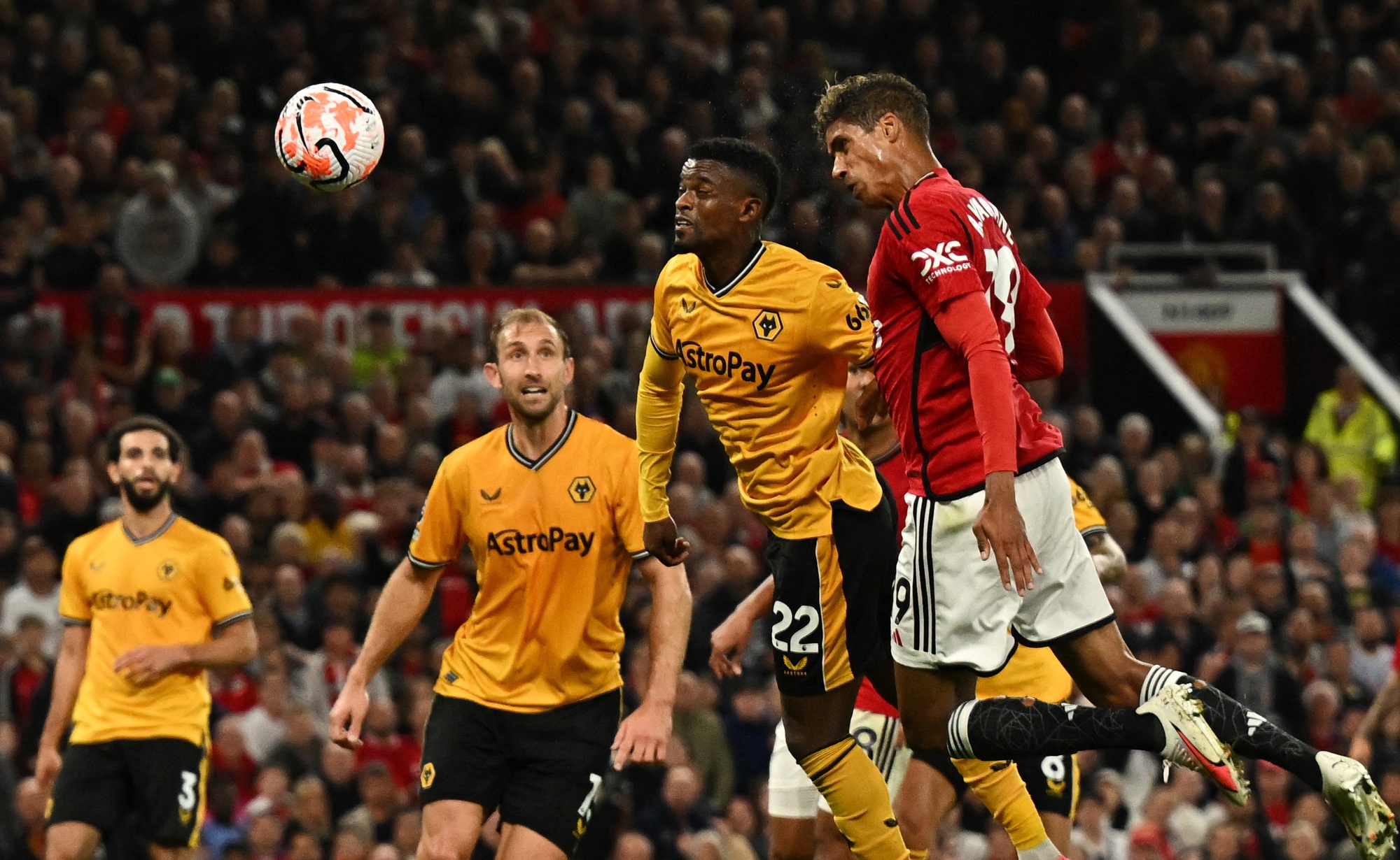 Hậu vệ lập công, Man United thắng nhọc nhằn trên sân nhà