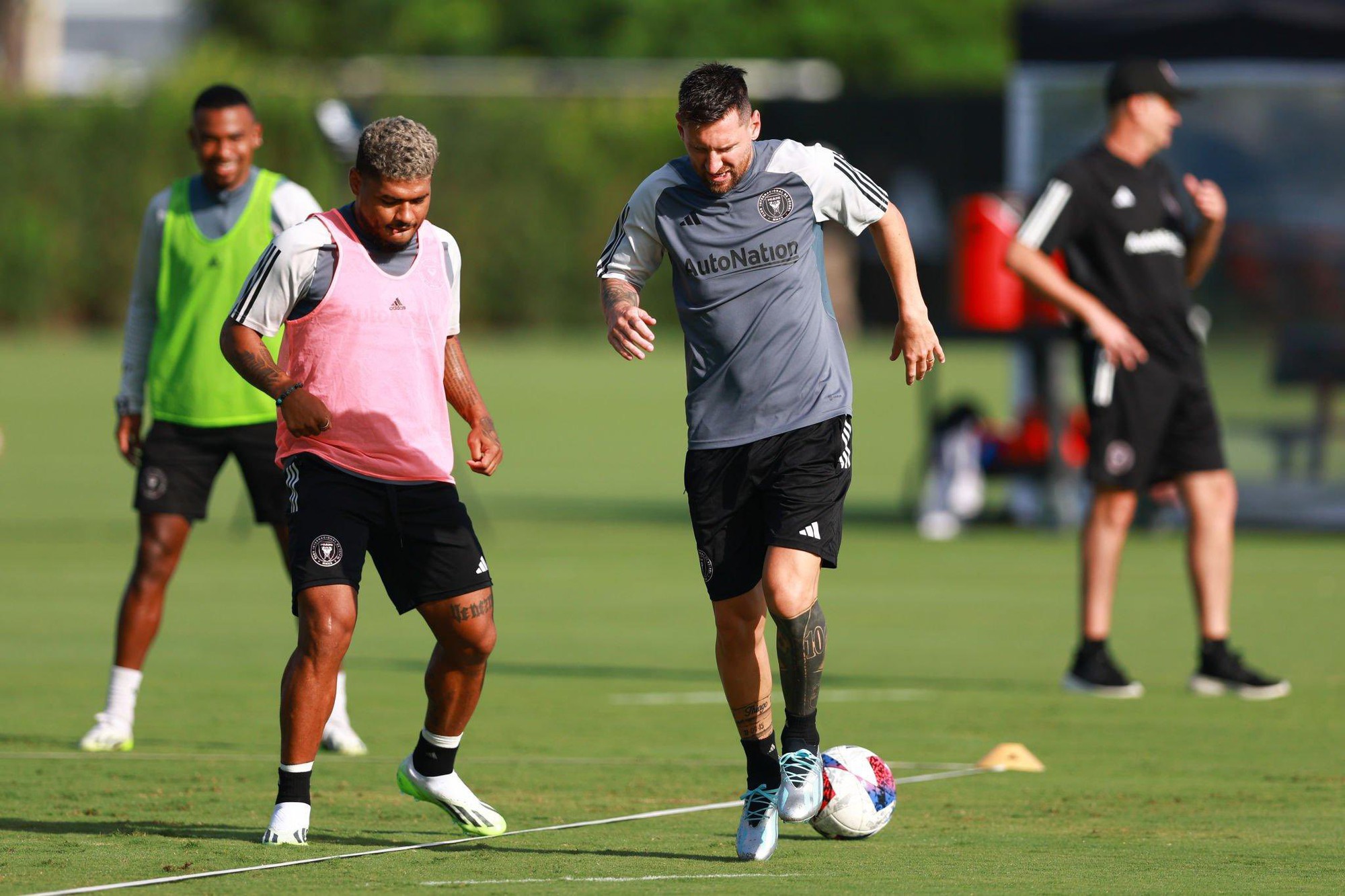 Messi đi khập khiễng khiến người hâm mộ Inter Miami thót tim