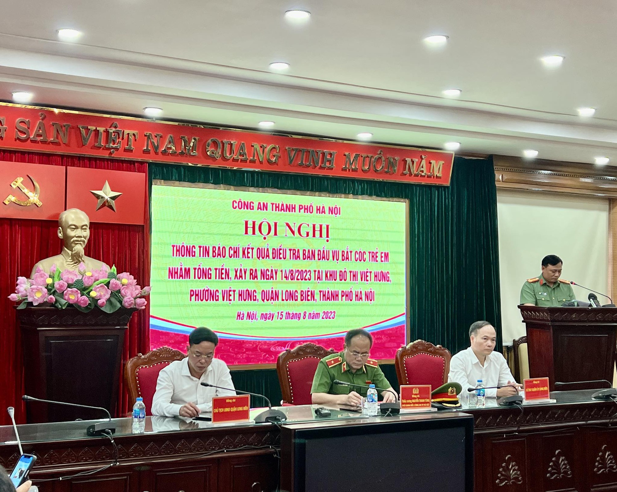 Vụ bắt c&oacute;c b&eacute; trai 7 tuổi: V&igrave; sao c&ocirc;ng an kh&ocirc;ng ập v&agrave;o bắt l&uacute;c mẹ nạn nh&acirc;n đưa tiền chuộc? - Ảnh 1.