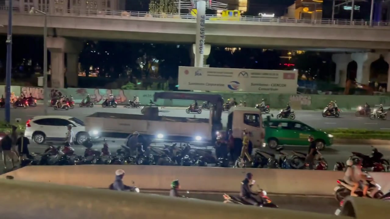 CLIP: Công an chặn nhóm gần trăm người đi xe máy tụ tập ở cầu Sài Gòn
