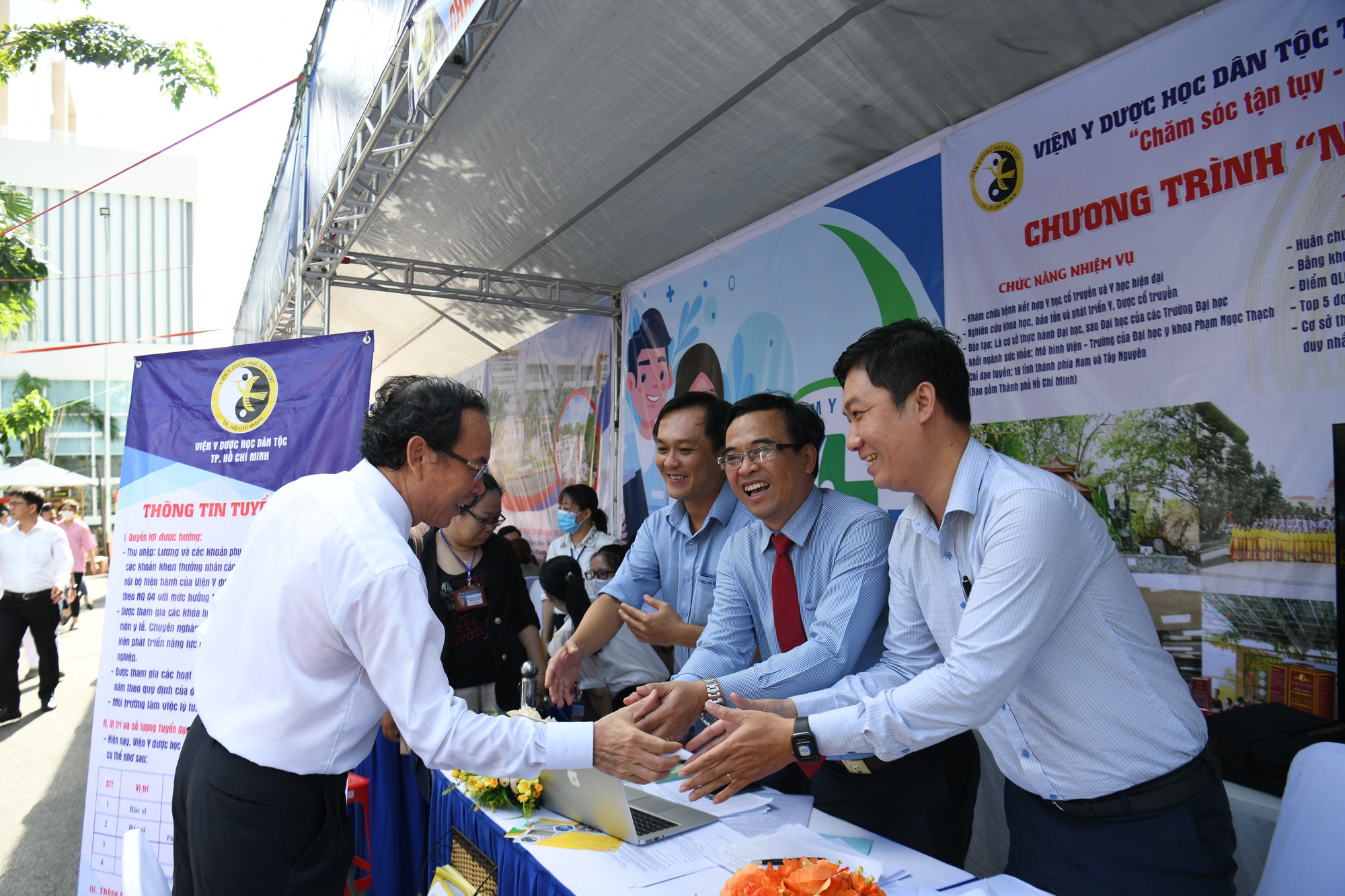 Lời nhắn nhủ của Bí thư Nguyễn Văn Nên đến các bác sĩ trẻ - Ảnh 3.