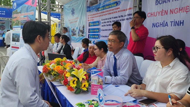 Trao cơ hội cho bác sĩ trẻ - Ảnh 2.