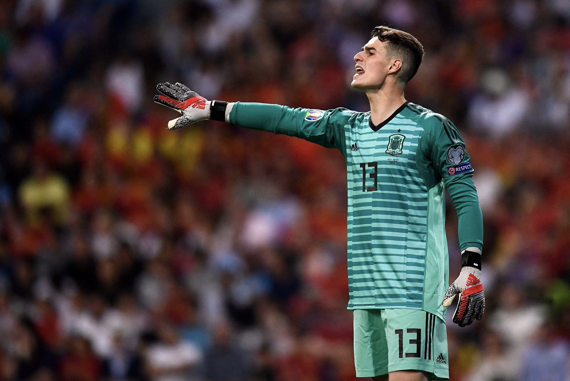Cho Real Madrid mượn thủ môn đắt nhất thế giới, Chelsea ngóng con trai huyền thoại sống