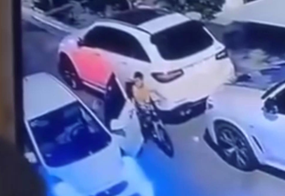 Phản ứng đầu ti&ecirc;n của kẻ bắt c&oacute;c b&eacute; trai 7 tuổi khi nh&igrave;n thấy qu&aacute; nhiều tiền trong t&uacute;i vải - Ảnh 3.