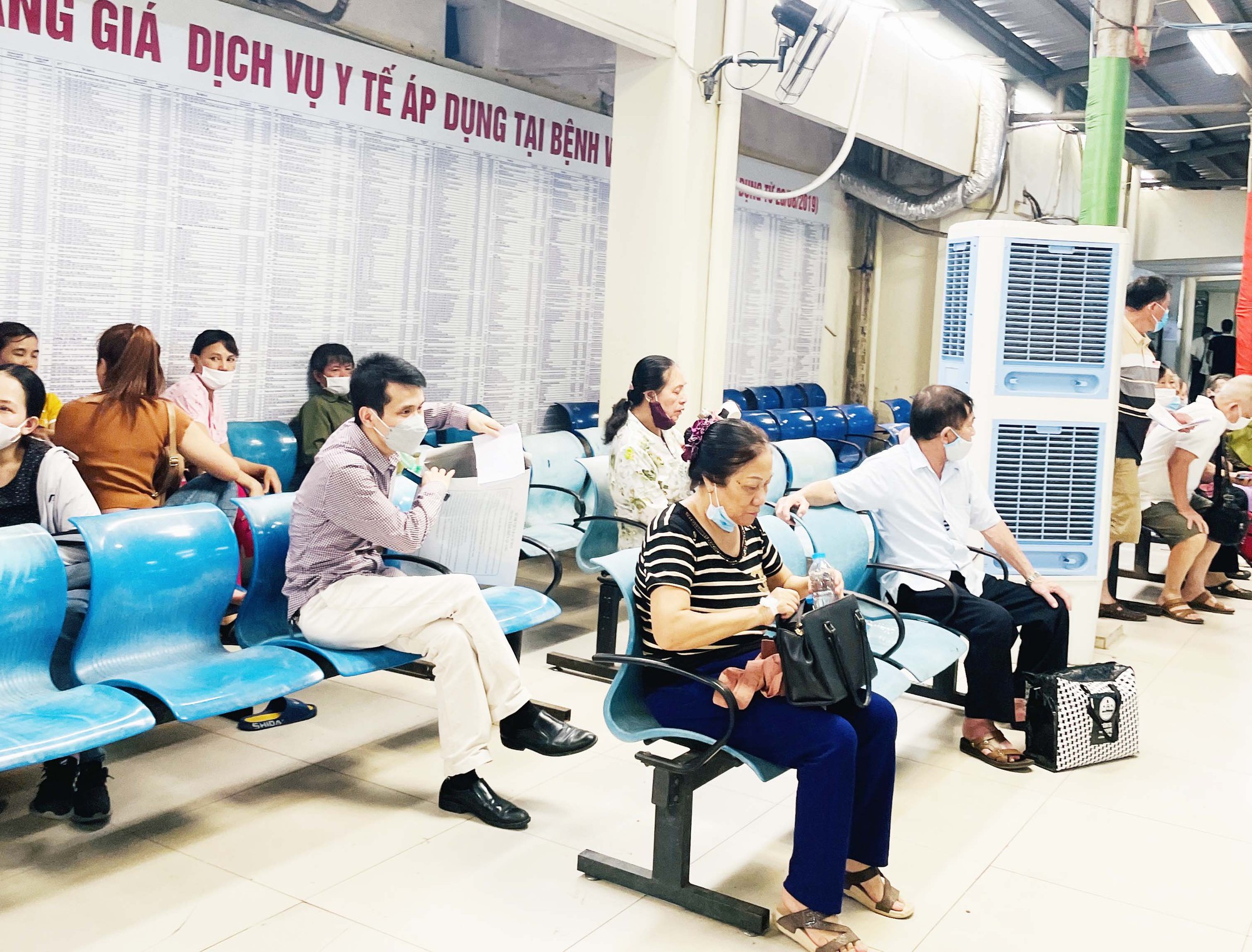 Quyền lợi người tham gia BHYT ng&agrave;y c&agrave;ng mở rộng - Ảnh 1.
