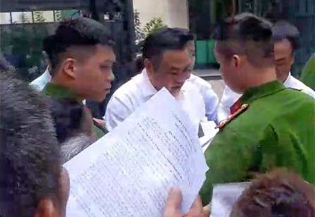 Chủ tịch Hà Nội Trần Sỹ Thanh tận tay nhận đơn thư khiếu nại, tố cáo của người dân