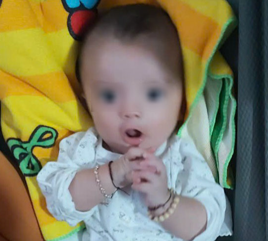 Giữa trưa, phát hiện cháu bé bị bỏ rơi ven đường với 2 bình sữa pha sẵn