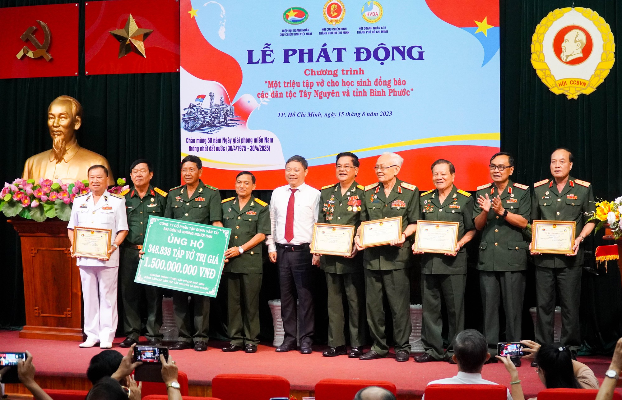 Một triệu tập trắng trao tay học sinh đồng bào các dân tộc