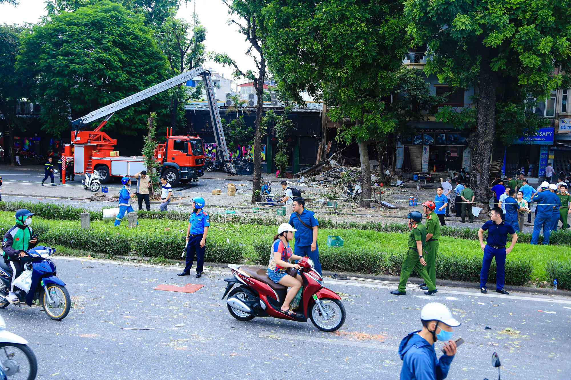 CLIP: Hiện trường tan hoang sau vụ nổ lớn ở nhà dân khiến nhiều người bị thương - Ảnh 4.