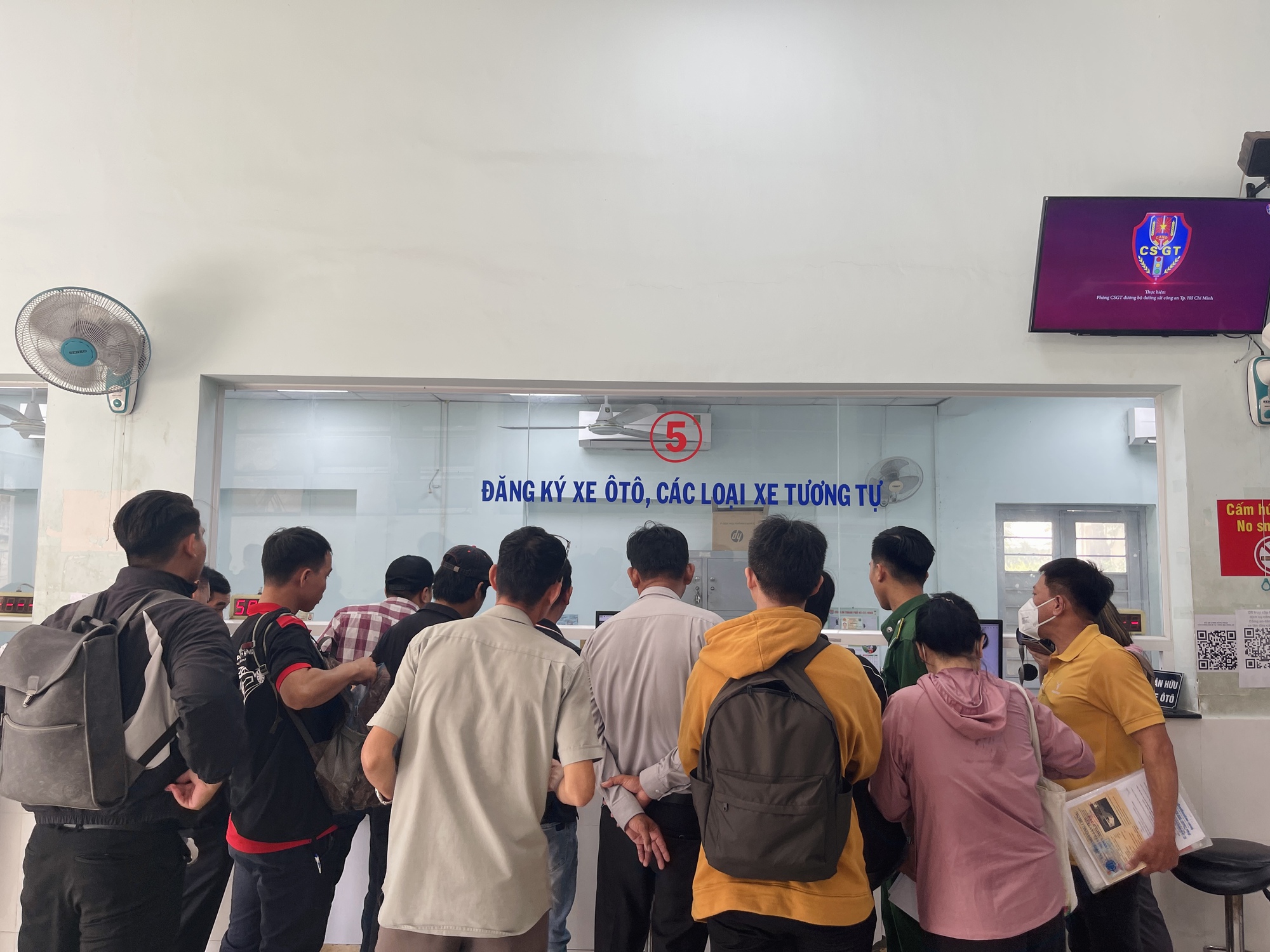 H&igrave;nh ảnh ng&agrave;y đầu định danh biển số tại TP HCM - Ảnh 1.