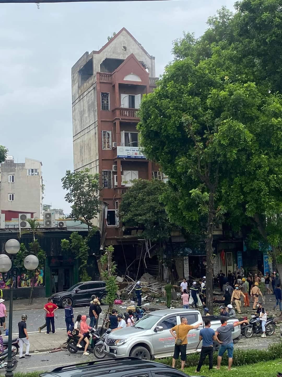 Nổ lớn tại nhà dân, nhiều người bị thương - Ảnh 1.