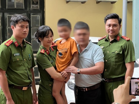 Phản ứng đầu ti&ecirc;n của kẻ bắt c&oacute;c b&eacute; trai 7 tuổi khi nh&igrave;n thấy qu&aacute; nhiều tiền trong t&uacute;i vải - Ảnh 1.