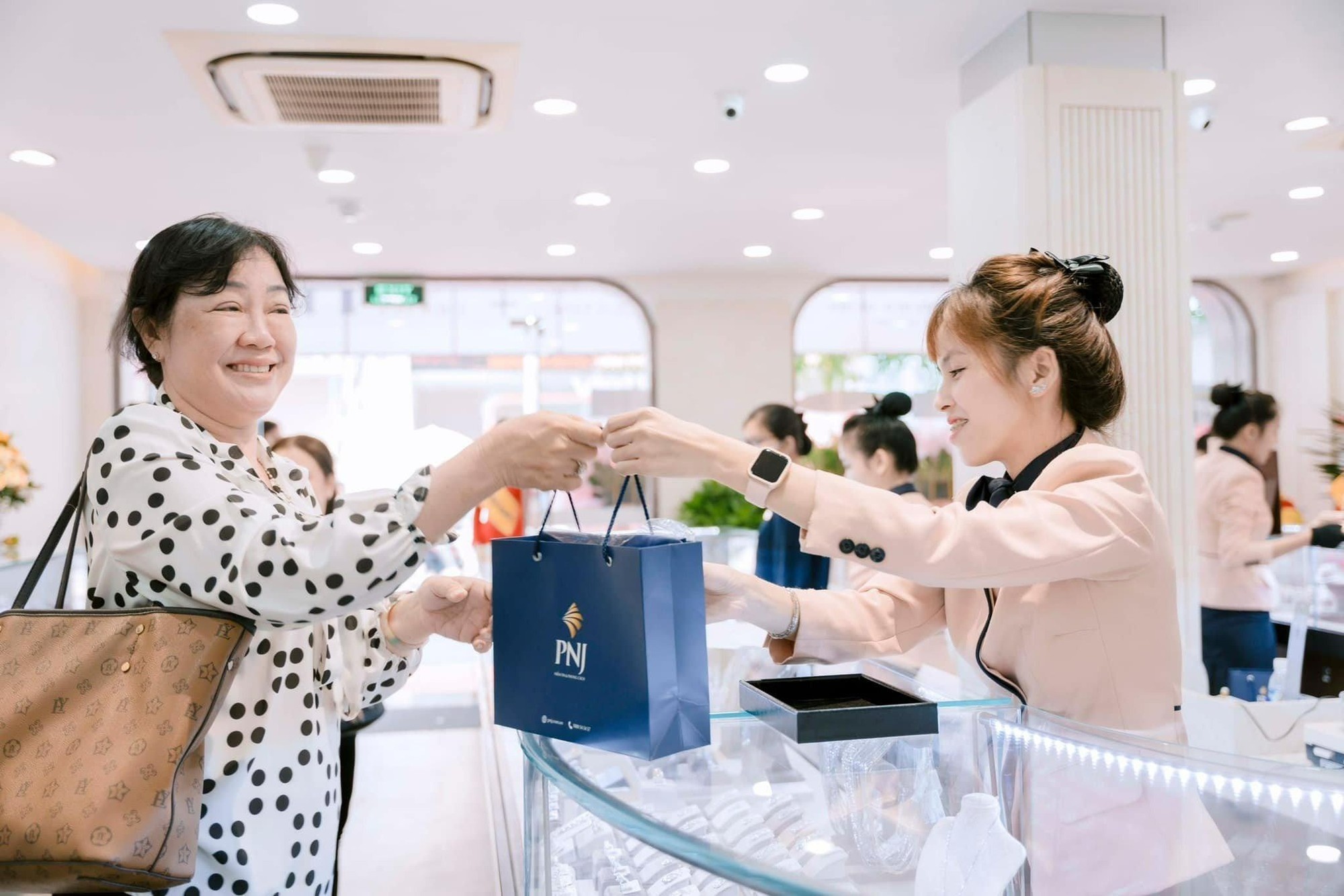 PNJ nằm trong Top 100 Thương hiệu giá trị nhất Việt Nam - Ảnh 4.