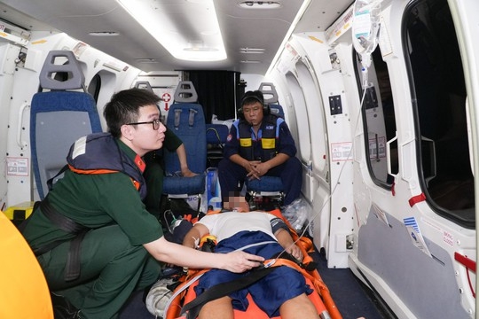 Lặn sâu 30 m, ngư dân nguy kịch, được trực thăng đưa vào đất liền cấp cứu