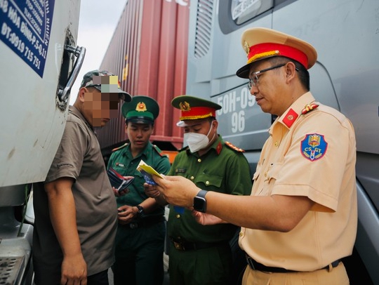 T&agrave;i xế xe container d&ugrave;ng ma t&uacute;y đ&aacute;, nghĩ sau khi ngủ dậy sẽ an to&agrave;n - Ảnh 4.
