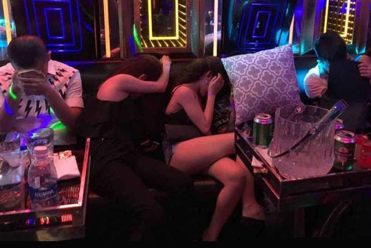 "Mây mưa" với 2 nữ tiếp viên dưới 16 tuổi trong phòng VIP karaoke