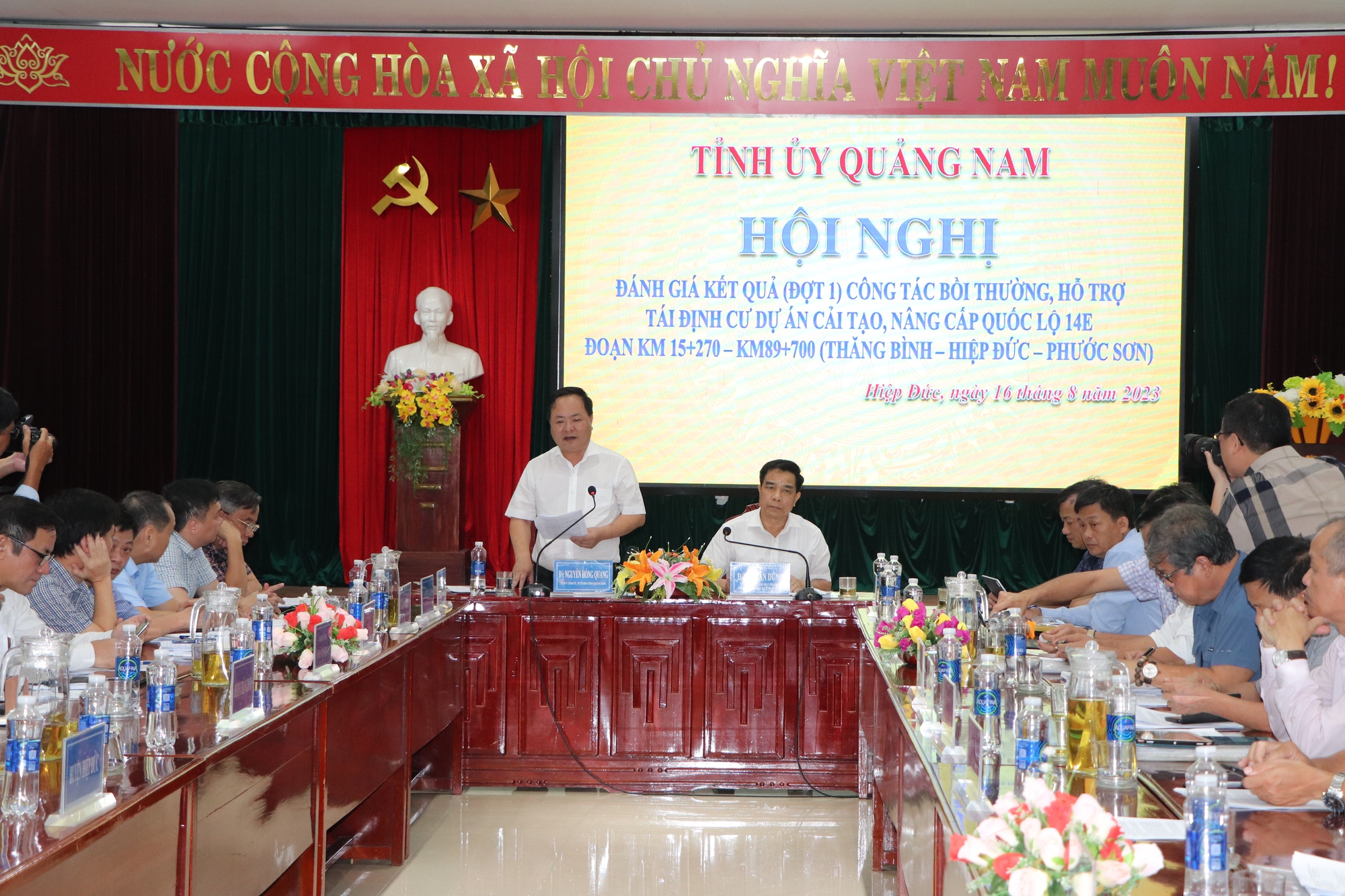 Ph&oacute; B&iacute; thư Tỉnh ủy Quảng Nam: Đừng để đường l&agrave;m xong m&agrave; điện th&igrave; tối thui! - Ảnh 2.