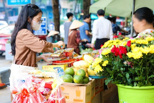 Người dân nườm nượp đi lễ ngày đầu tháng 7 Âm lịch - Ảnh 1.