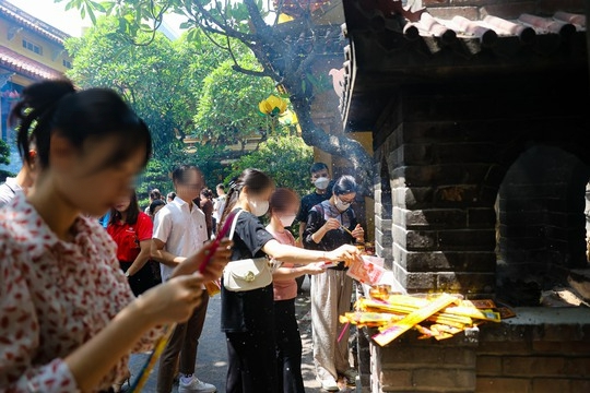 Người dân nườm nượp đi lễ ngày đầu tháng 7 Âm lịch - Ảnh 6.
