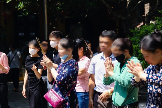 Người dân nườm nượp đi lễ ngày đầu tháng 7 Âm lịch - Ảnh 5.